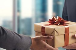 Nghiêm cấm dùng công quỹ biếu, tặng quà Tết cho lãnh đạo các cấp