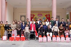 Chương trình 'Xuân ấm Nghệ An' trao 100 suất quà Tết cho người yếu thế ở Cửa Lò