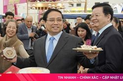 Thủ tướng Phạm Minh Chính tham quan gian hàng Hà Tĩnh tại Hội chợ mùa Xuân