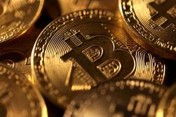Giá bitcoin giảm xuống mức thấp nhất 10 tháng