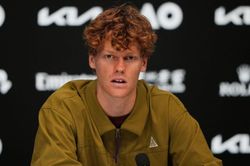 Jannik Sinner và con số 0-8 ám ảnh: Tại sao Mike Tyson của tennis lép vế trước Djokovic?