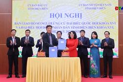 Bàn giao hồ sơ người ứng cử ĐBQH khóa XVI và đại biểu HĐND tỉnh Điện Biên, nhiệm kỳ 2026-2031
