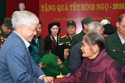Phó Chủ tịch Thường trực Quốc hội Đỗ Văn Chiến tặng quà Tết tại Tuyên Quang