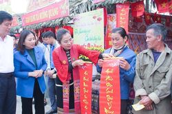 Đồng chí Võ Thị Minh Sinh thăm, tặng quà, chúc Tết tại xã Quế Phong