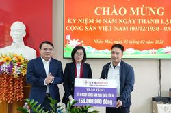 Phó Chủ tịch UBND tỉnh Phùng Thành Vinh trao quà Tết tại các xã Nhôn Mai, Hữu Khuông và Yên Na