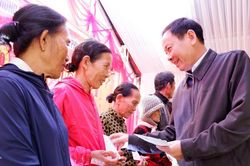 Phú Ninh tổ chức chương trình 'Xuân yêu thương', trao 300 suất quà cho hoàn cảnh khó khăn