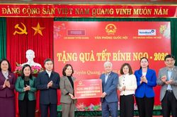 Phó Chủ tịch Thường trực Quốc hội Đỗ Văn Chiến thăm, tặng quà Tết tại Tuyên Quang