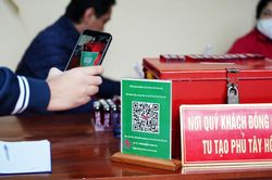 Cúng tiến nơi đền chùa: Khi nếp cũ 'mờ dần' trước xu hướng văn minh tài chính