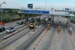 Hình ảnh đang tháo dỡ trạm thu phí T3 trên Quốc lộ 51