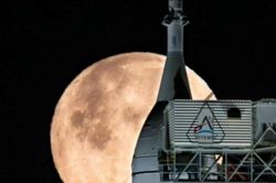 NASA hoãn đưa người lên Mặt trăng vì sự cố rò rỉ nhiên liệu