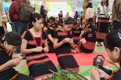 Rộn ràng Tết mùa Bh'nong trong trường học