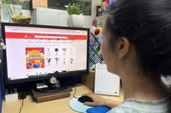 Người Việt 'chốt đơn' online, chuộng hàng nội