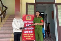 Giao nộp 'hàng nóng'!