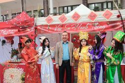 Ấn tượng chương trình 'Xuân gắn kết' tại Trường Cao đẳng Thương mại và Du lịch Hà Nội