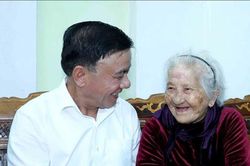 Thường trực Ban Bí thư Trần Cẩm Tú thăm, tặng quà Tết tại Đà Nẵng