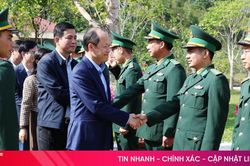 Phó Bí thư Thường trực Tỉnh ủy kiểm tra trực sẵn sàng chiến đấu, tặng quà hộ dân khó khăn