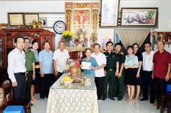 Giám đốc Sở Nội vụ tỉnh An Giang Nguyễn Hoàng Thông chúc Tết xã Tân Hiệp
