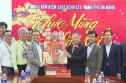 Phó Bí thư Thành ủy, Chủ tịch HĐND thành phố Nguyễn Đức Dũng dâng hương tưởng niệm các anh hùng liệt sĩ và chúc Tết các đơn vị