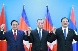 Thủ tướng ba nước Việt Nam - Campuchia - Lào họp triển khai kết quả cuộc gặp giữa người đứng đầu ba Đảng