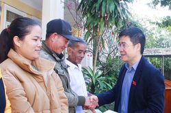 Đại biểu Quốc hội trao quà Tết tặng người dân 6 xã tại Nghệ An