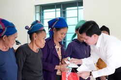 Phó Chủ tịch Thường trực Ủy ban MTTQ tỉnh Nghệ An trao quà Tết tại xã Châu Khê