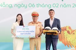 Trao tặng 4.000 mũ bảo hiểm cho công nhân, người lao động khó khăn