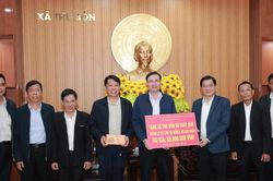 Phó Chủ tịch Thường trực HĐND thành phố Trần Phước Sơn tặng quà gia đình chính sách các xã Đại Lộc và Thu Bồn