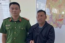 Bị ngăn cản việc đi mua thêm rượu, người chồng đổ xăng đốt vợ và bạn nhậu