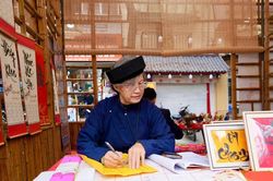 Dạo chợ hoa xuân phố cổ, sắc xuân lan tỏa từng góc phố