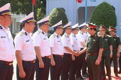 Đại tướng Nguyễn Tân Cương thị sát căn cứ quân sự Cam Ranh