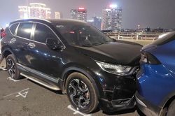 6 ô tô va chạm liên hoàn trên cầu Nhật Tân (Hà Nội)