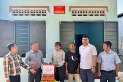Mặt trận xã Khánh Vĩnh bàn giao nhà Đại đoàn kết cho hộ có hoàn cảnh khó khăn