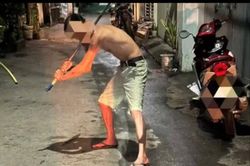 Bắt tạm giam người đàn ông mang hung khí đập phá nhà dân, náo loạn khu phố