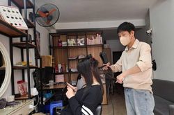 Vì sao dịch vụ làm tóc cận Tết vắng khách hơn mọi năm?
