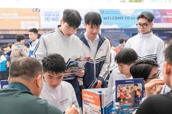 Cân lại 'tấm vé vàng' IELTS trong cuộc đua vào đại học