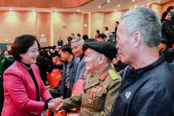 Phó Thủ tướng Phạm Thị Thanh Trà thăm, chúc Tết và tặng quà tại Lào Cai