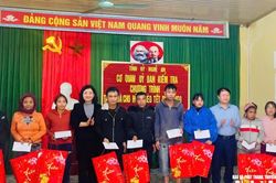 Ủy ban Kiểm tra Tỉnh ủy Nghệ An trao quà Tết tặng các gia đình có hoàn cảnh khó khăn tại xã Môn Sơn