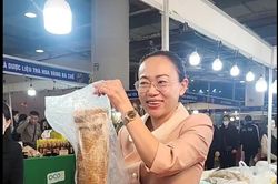 Bí thư đặc khu Cô Tô livestream bán hàng giúp bà con tại Hội chợ OCOP
