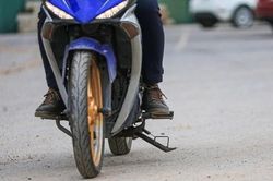 Mức phạt cao nhất khi đi xe máy mà không gạt chân chống