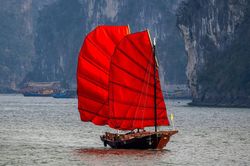 Thuyền buồm hiếm thấy trên vịnh Hạ Long