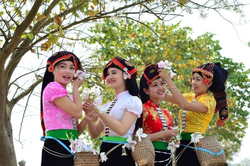 Nhận diện và đấu tranh với quan điểm sai trái, thù địch chống phá trên lĩnh vực văn hóa, con người