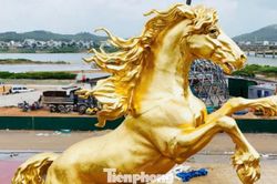 Trầm trồ trước linh vật ngựa vàng vừa lộ diện