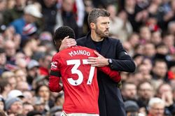 Michael Carrick và lời cảnh báo về người đá cặp tương lai của Kobbie Mainoo
