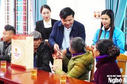 Phó Chủ tịch Hội đồng nhân dân tỉnh Nguyễn Như Khôi tặng quà Tết cho hộ nghèo tại xã Vân Du, Vân Tụ
