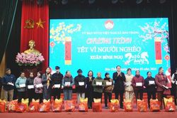 Xã Bảo Thắng trao 243 suất quà cho hộ nghèo và cận nghèo trong Chương trình 'Tết vì người nghèo - Xuân Bính Ngọ 2026'