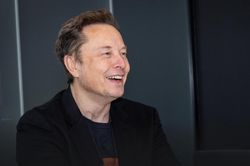 Tỷ phú Elon Musk muốn xây thành phố trên Mặt Trăng