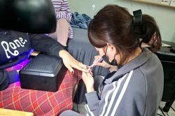 Thợ làm nail quên ăn, thức xuyên đêm làm đẹp cho khách đón Tết
