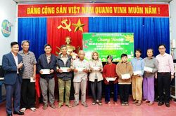 VBSP Đà Nẵng tặng quà tết cho các hộ nghèo ở xã Điện Bàn Tây