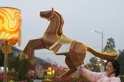 Ngắm linh vật 'Phúc Mã Phi Xuân' tại đường hoa Home Hanoi Xuan 2026