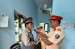 Cảnh sát giao thông đường sắt tăng cường kiểm tra nồng độ cồn, siết chặt an toàn chạy tàu dịp Tết Bính Ngọ